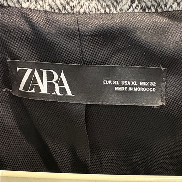 Zara Women's Black and White Textured Blazer
Women’s XL
EUC - Picture 4 of 6
